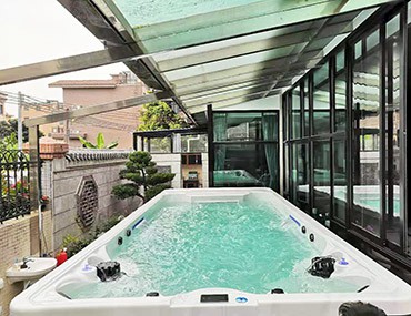 家里有一個活動沖浪泳池，足不出戶就能享受沖浪、SPA