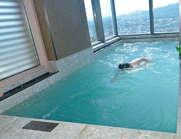 家里的游泳池有這種沖浪泳池設(shè)備都不用去水上樂園了